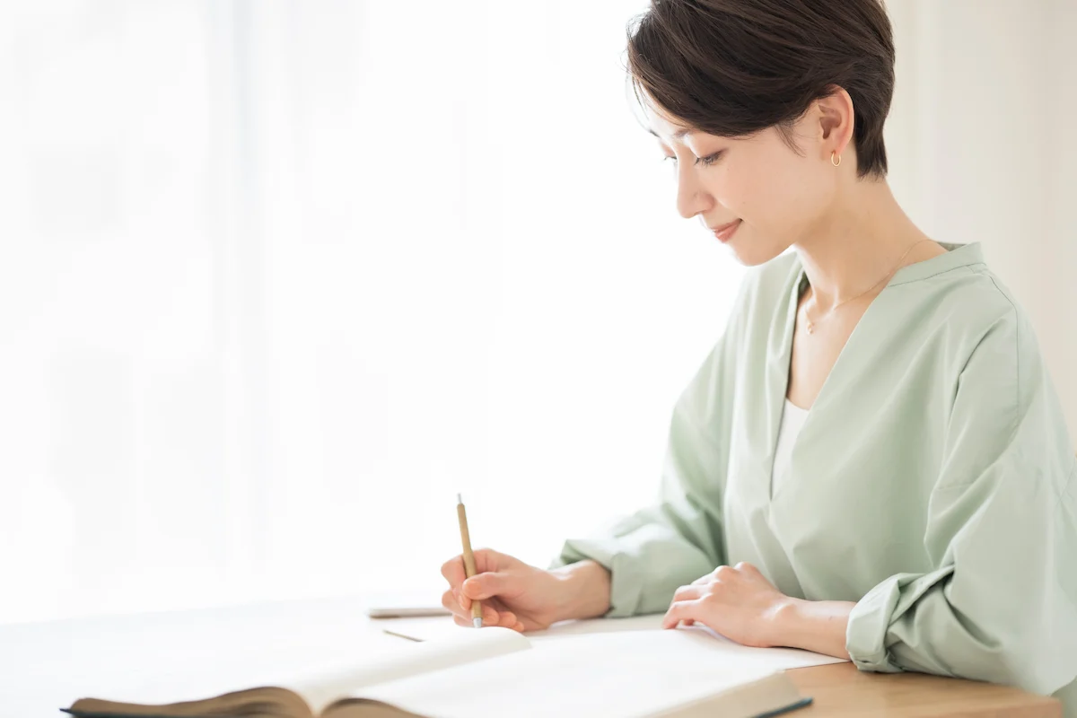 「手書きでも問題ない」が厚生労働省の公式見解です