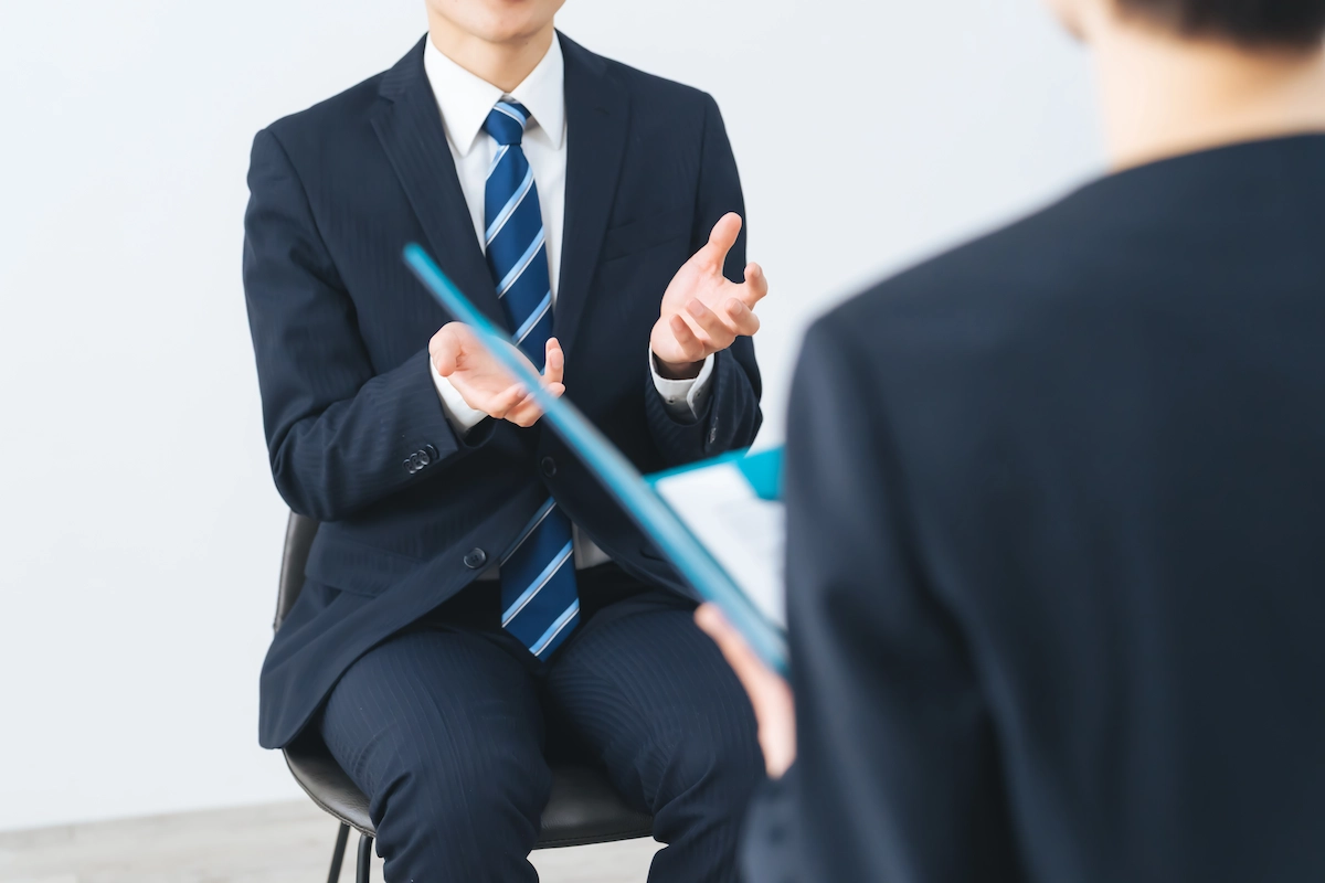 結論：履歴書写真の服装は「スーツ」が基本ルール